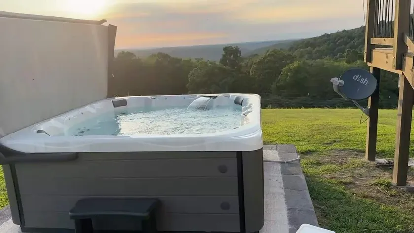 Ozark Escape Cabin: Peaceful Mountain Views - Image 1