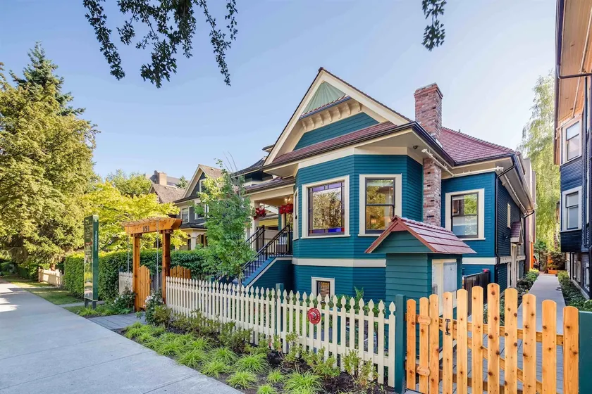 A Cozy Gem in the Heart of DT Vancouver West End - Image 1
