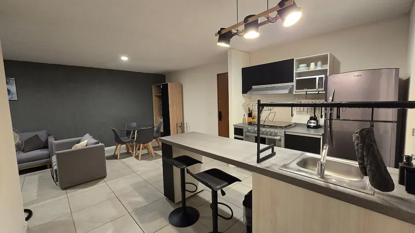 Cozy apartment with pool, gym, and parking - Image 1