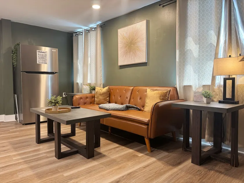 Chandler D | KING 1BD/1BA Apt near Downtown - Image 1