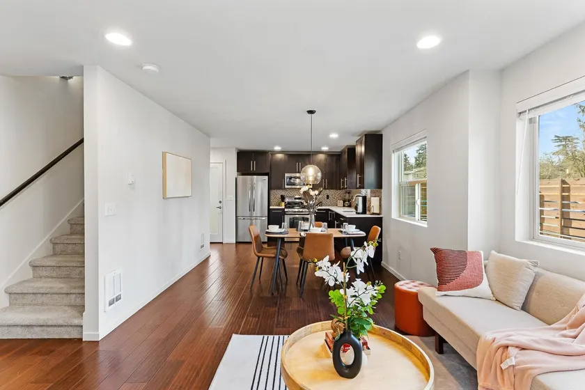 Cozy Quiet Townhome | Near Downtown + Parking - Image 1