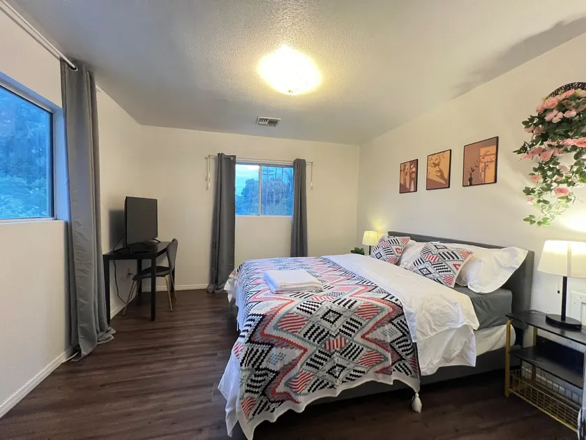 Private access to simple cozy suite #W - Image 1