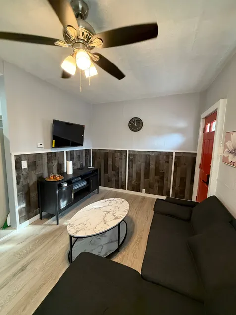 Stylish Urban Oasis – 1BR/1BA - Image 1