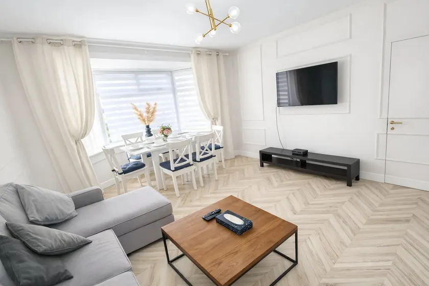 Modern 2BR Apartment Free Parking Sleeps 6 - Image 1