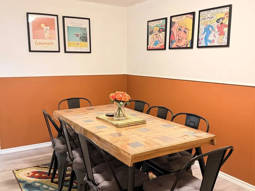 Charming 3BR Suite with Garage - Image 1