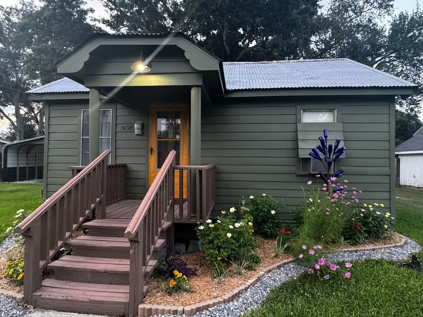 Greenhouse - 2BR/1BA + backyard - Image 1