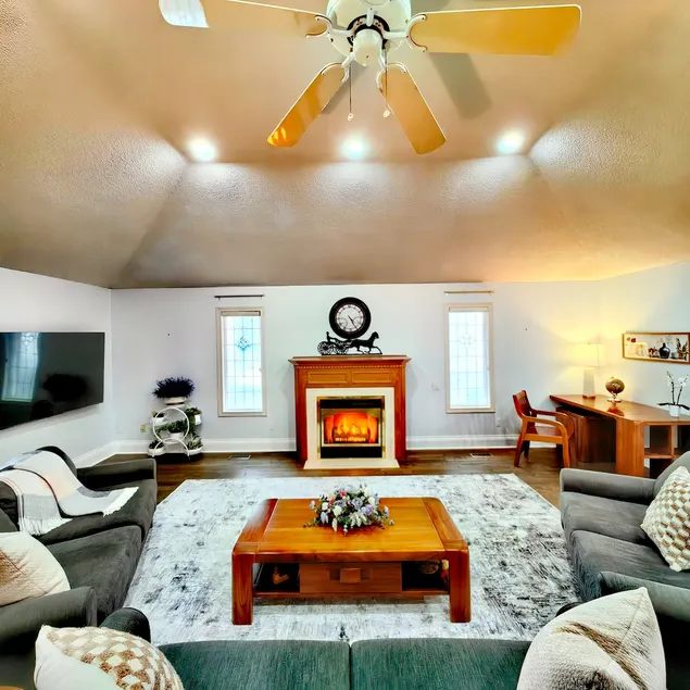 Elegant Retreat • 4 King Beds • 3 En-Suites • Pool Table - Image 1