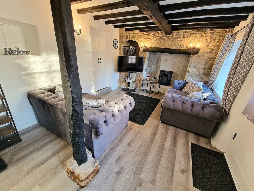 Move back in time! 4 bed cottage with modern twist - Image 1