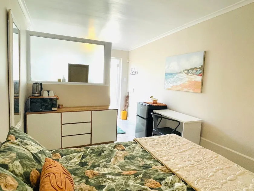 Central stay - secure parking, 5 min to mall/eats - Image 1
