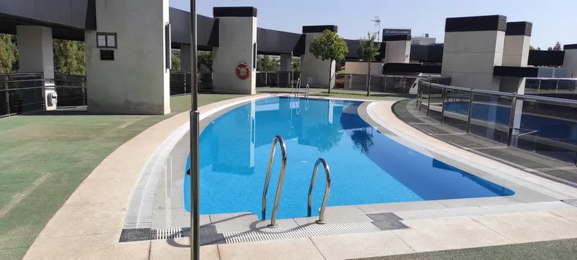 Apartment with private parking and pool - Image 1