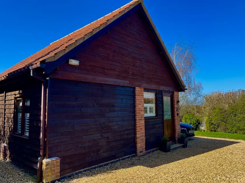 Relaxing Pine Lodge with Enclosed Private Garden - Image 1