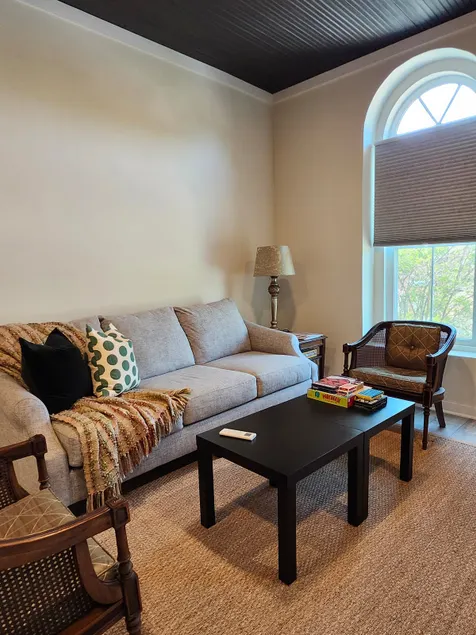 Modern apartment overlooking a Historic Downtown - Image 1