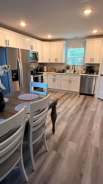 Modern Spacious Stay | Fast Wi-Fi + Workspace - Image 1
