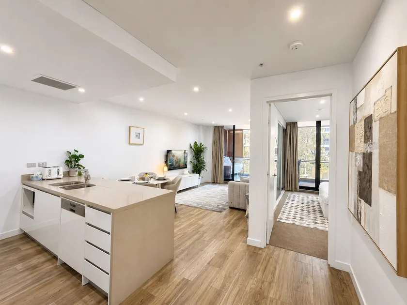 Stylish 2bd+ parking Train Airport City - Image 1