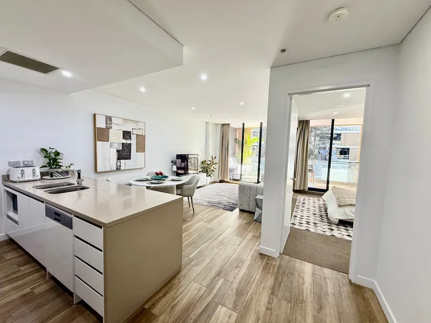 Modern 2BR in Mascot - Close to Airport & Train - Image 1