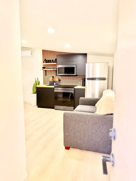 Modern GuestHouse Fenced & Pet Friendly - Image 1