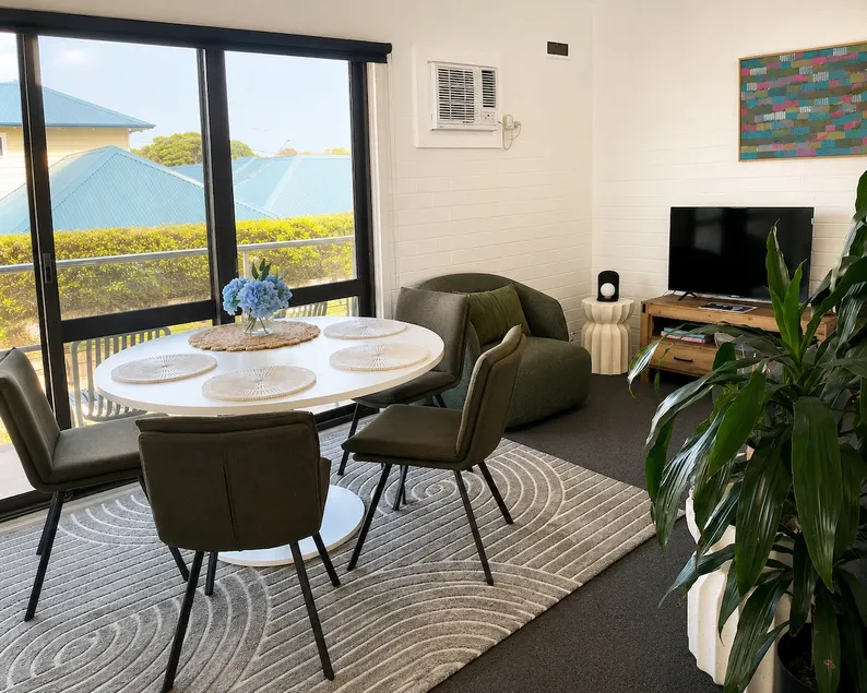 Seabreeze Retreat, 100m from the Beach - Image 1