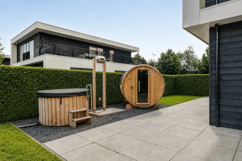 Country No. 300 | 10 Pers. Hot tub & Sauna - Image 1