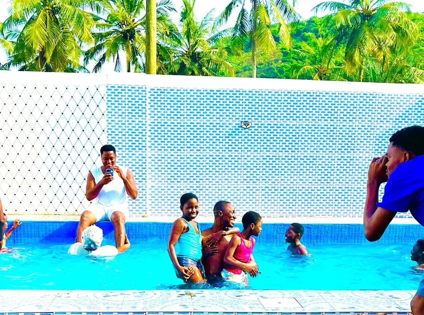 Book up to 4 family Ensuites, WIFI, food, pool - Image 1