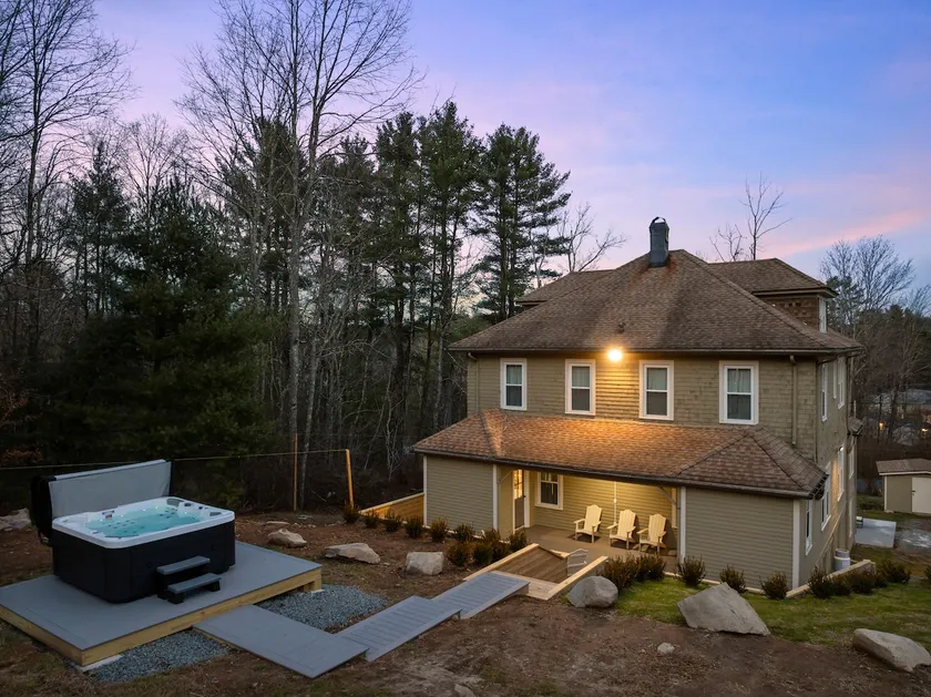 Spacious 8-Bedroom Retreat with 5 Living Rooms - Image 1