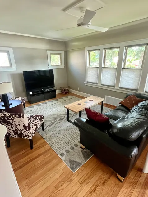 Large 2br Urban Retreat-Minutes To Milwaukee Fun! - Image 1