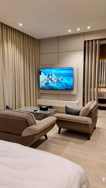 Luxury studio with private parking - Image 1