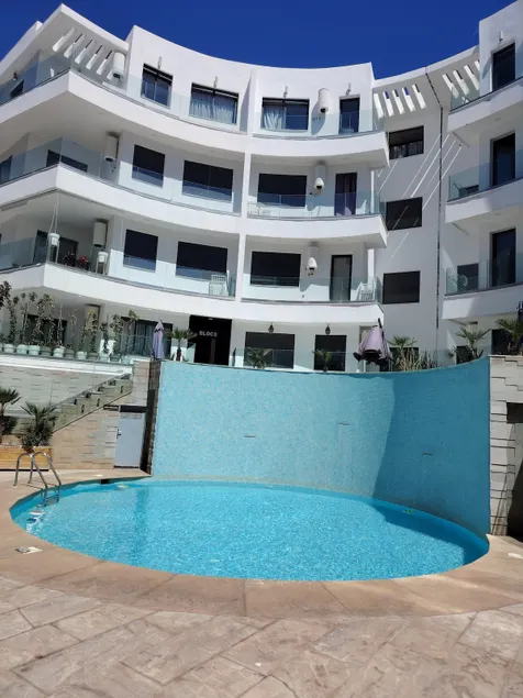 Chic property with pool and sea view - Image 1