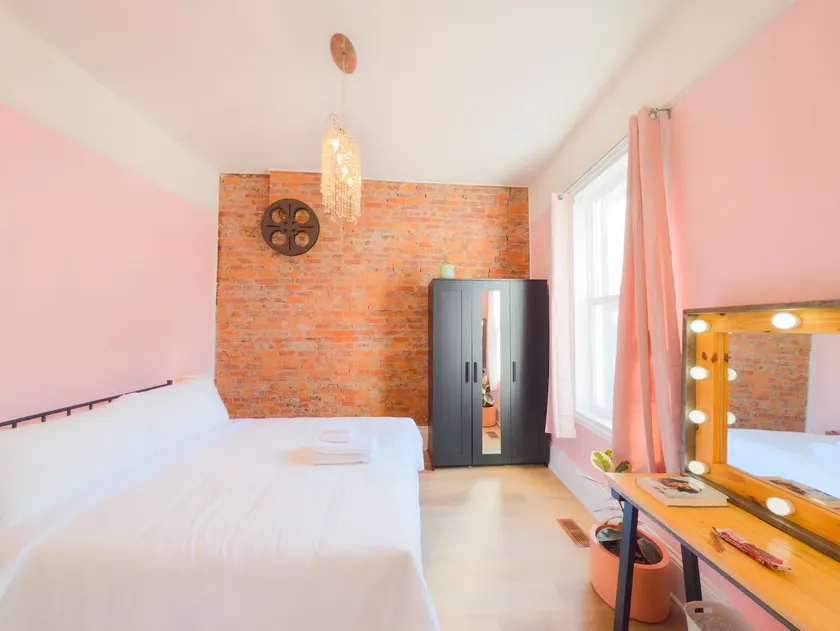 Chic Oasis | Luxury Stay in the Heart of Hamilton - Image 1