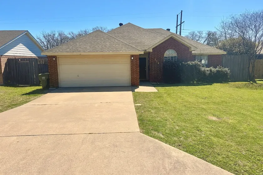 Lovely 3 Bed With Large Backyard - Image 1