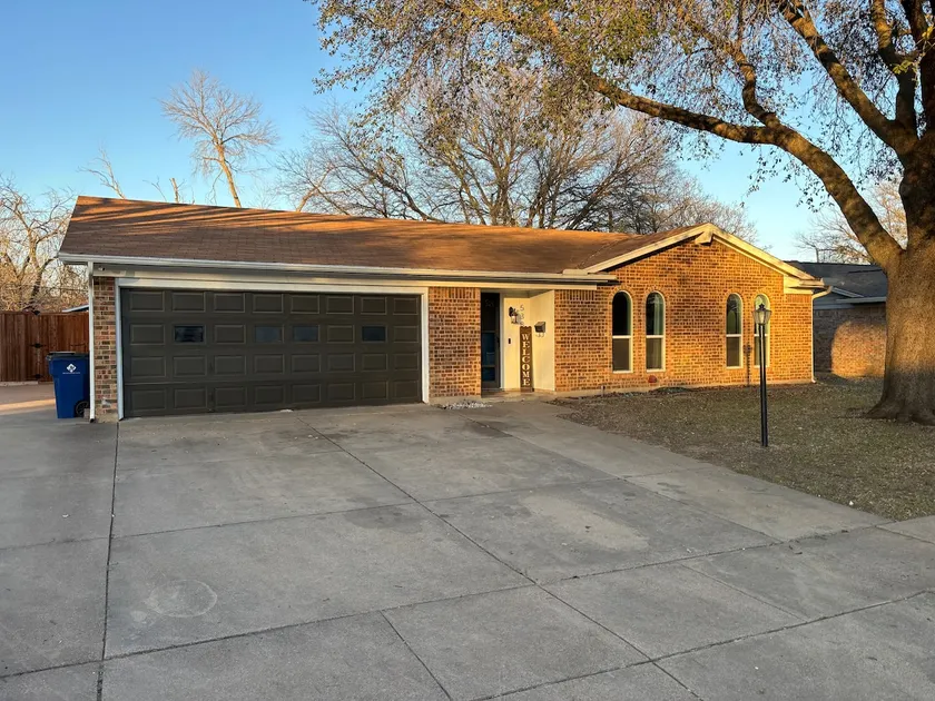Cozy Home Near Old Town Burleson - Image 1