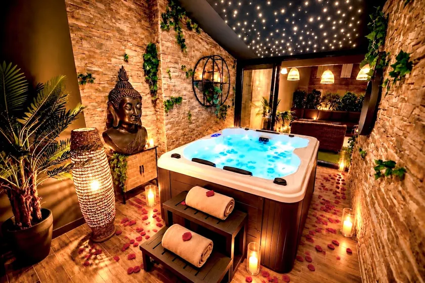 Prestige Suite / Luxury Rooftop Hot Tub - Image 1