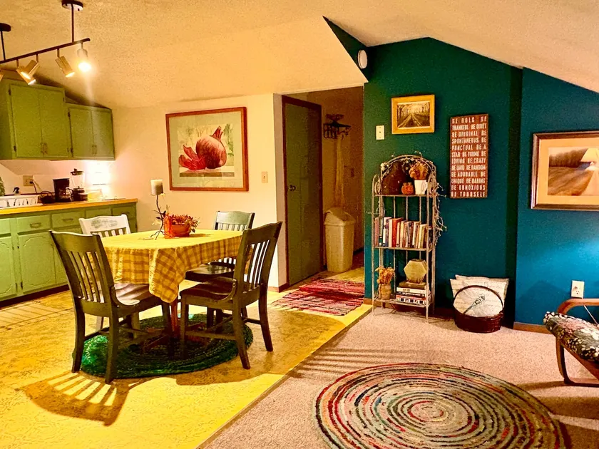 “Cool Ferns” Cozy Eclectic Apt-1 bk to Augustana - Image 1