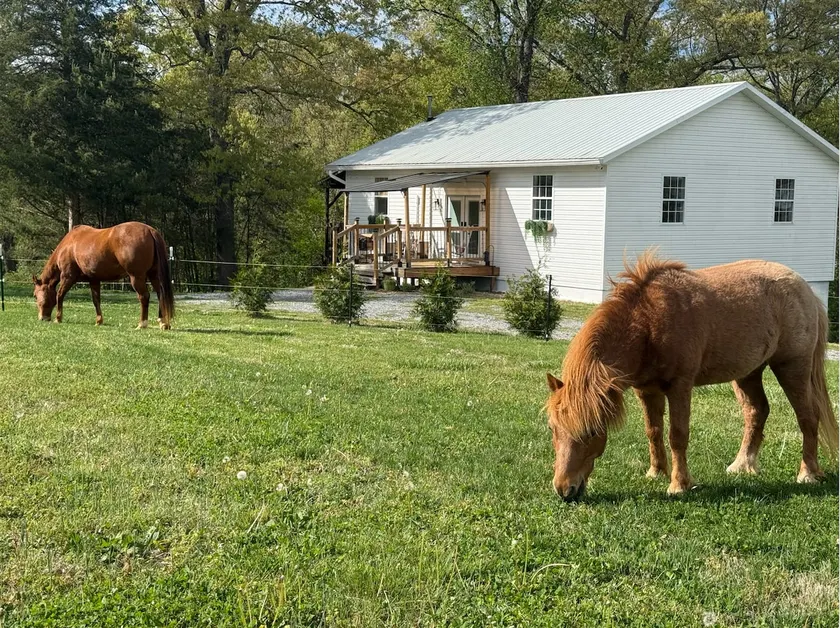 Charming Farm Cottage Near Lake - Image 1