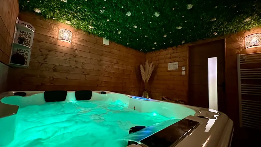 Lodge & private Jacuzzi Majolie Nuit - Image 1