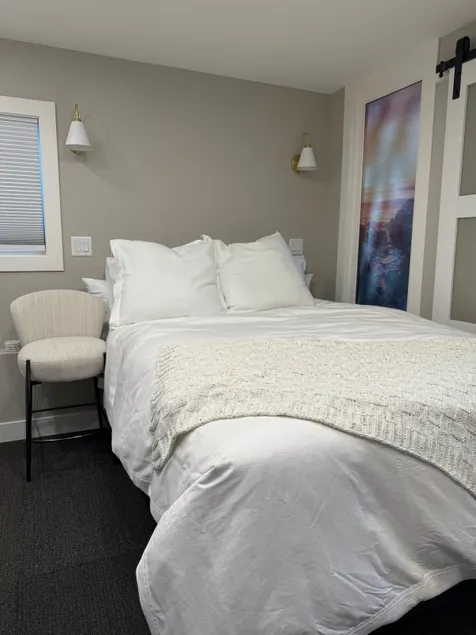 Adorable Hotel Style Room in Brentwood Bay! - Image 1