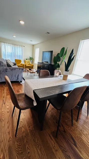EWR NYC | 3br 6 beds | Sleeps 9 | FREE Parking - Image 1