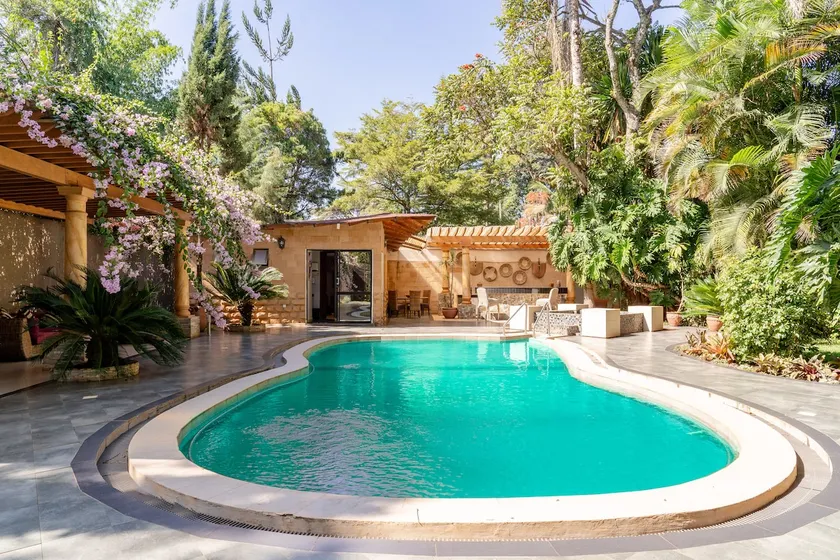 Serene Retreat in Tropical Oasis - Image 1