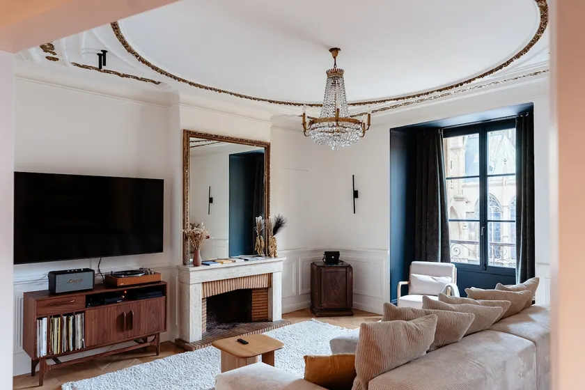 Royal Apartment with Cathedral View - Image 1