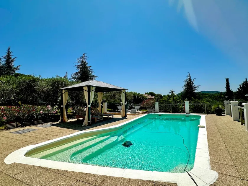 One-bedroom apartment in the countryside with large swimming pool - Image 1