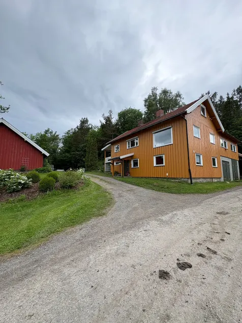 House in courtyard - Image 1