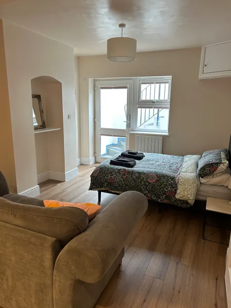 New Town Centre Studio Flat - Image 1