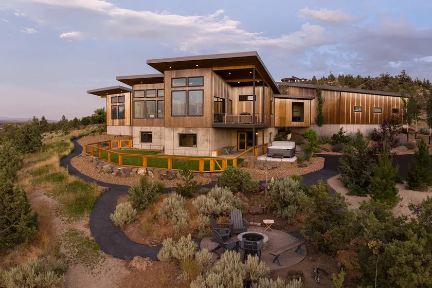 Luxe 4BR/3BA • Smith Rock, 9 Peaks, Hot Tub, 10 Ac - Image 1