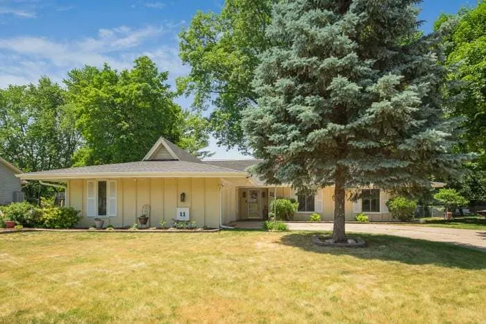 5 bdrm 8 bed 2.5 bth Ranch w Fenced Yard Sleeps 10 - Image 1