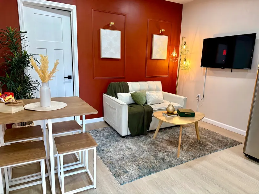 Modern 1BR in Utica | Fast WiFi, Self Check-In - Image 1