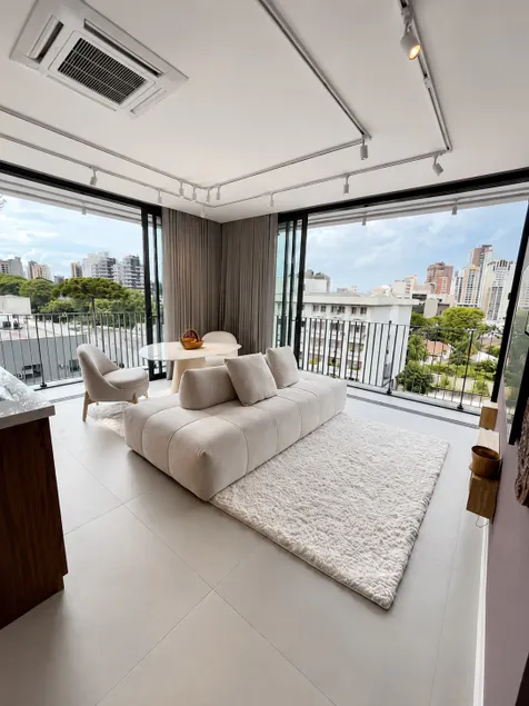 Sophisticated Apartment in Batel - Image 1