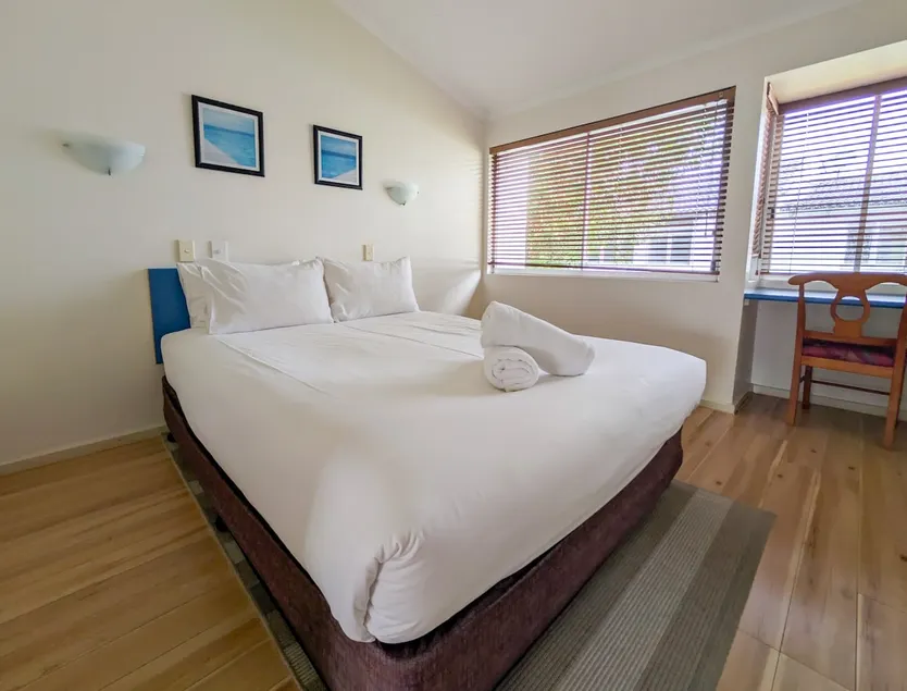 Couples Budget Stay on Noosa Parade! - Image 1