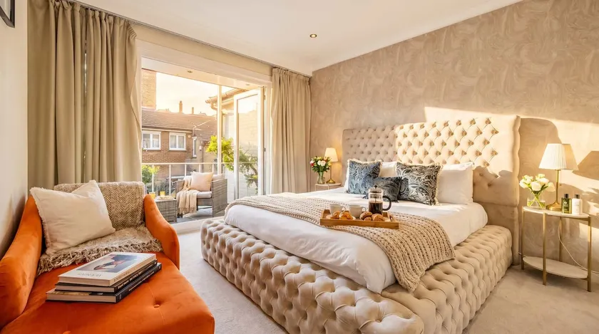 HUGE Knightsbridge 4BR Harrods HQ for 11 with Balcony, Gated Parking Acess, Unmissable Family Luxury - Image 1