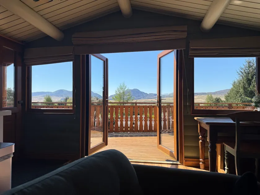 Beautifully Restored Log Cabin - Image 1
