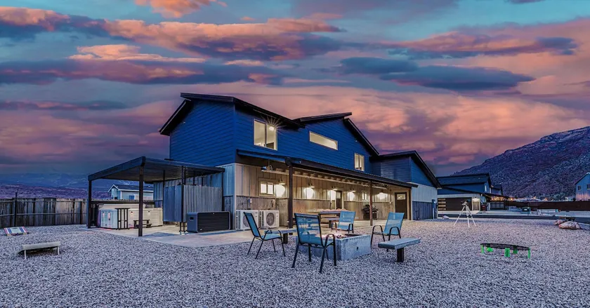 Red Rock Refuge. Massage Chair, Hot Tub, & Parking - Image 1