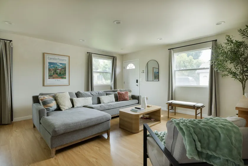 • Gorgeous 2 Bed Cottage in Dtwn Riverside • - Image 1